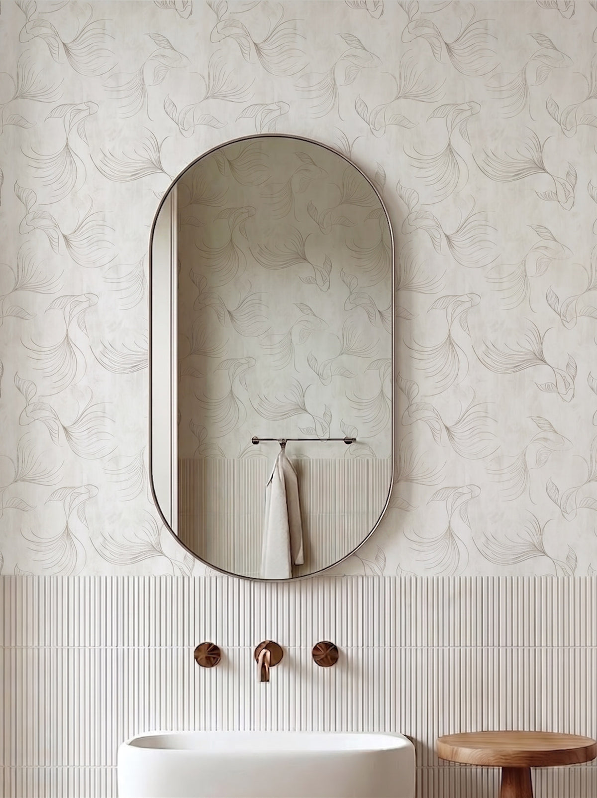 Papel mural Koi, delicado diseño de peces koi en línea beige sobre fondo blanco.
