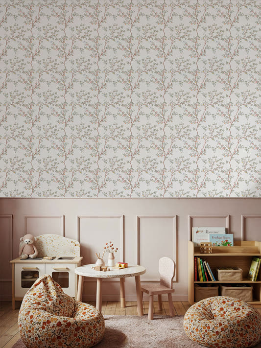 Papel mural Little Eleonora, delicado diseño de ramas con florcitas rosadas, hojas verdes y pajaritos sobre crema.
