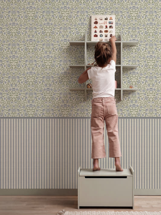 Papel mural Luisa en un ambiente decorado: flores lila y verde en patrón simétrico.