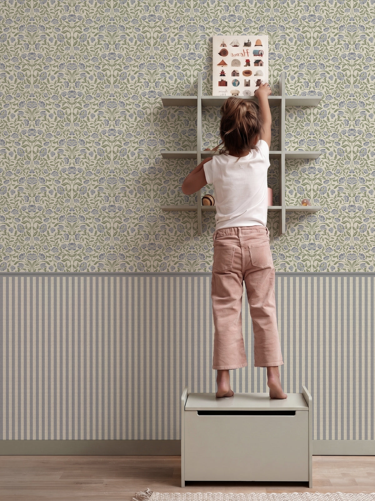 Papel mural Luisa en un ambiente decorado: flores lila y verde en patrón simétrico.
