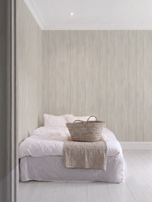 Papel mural Madera Aguada, cálido diseño de tablones verticales de madera blanqueada con vetas suaves.