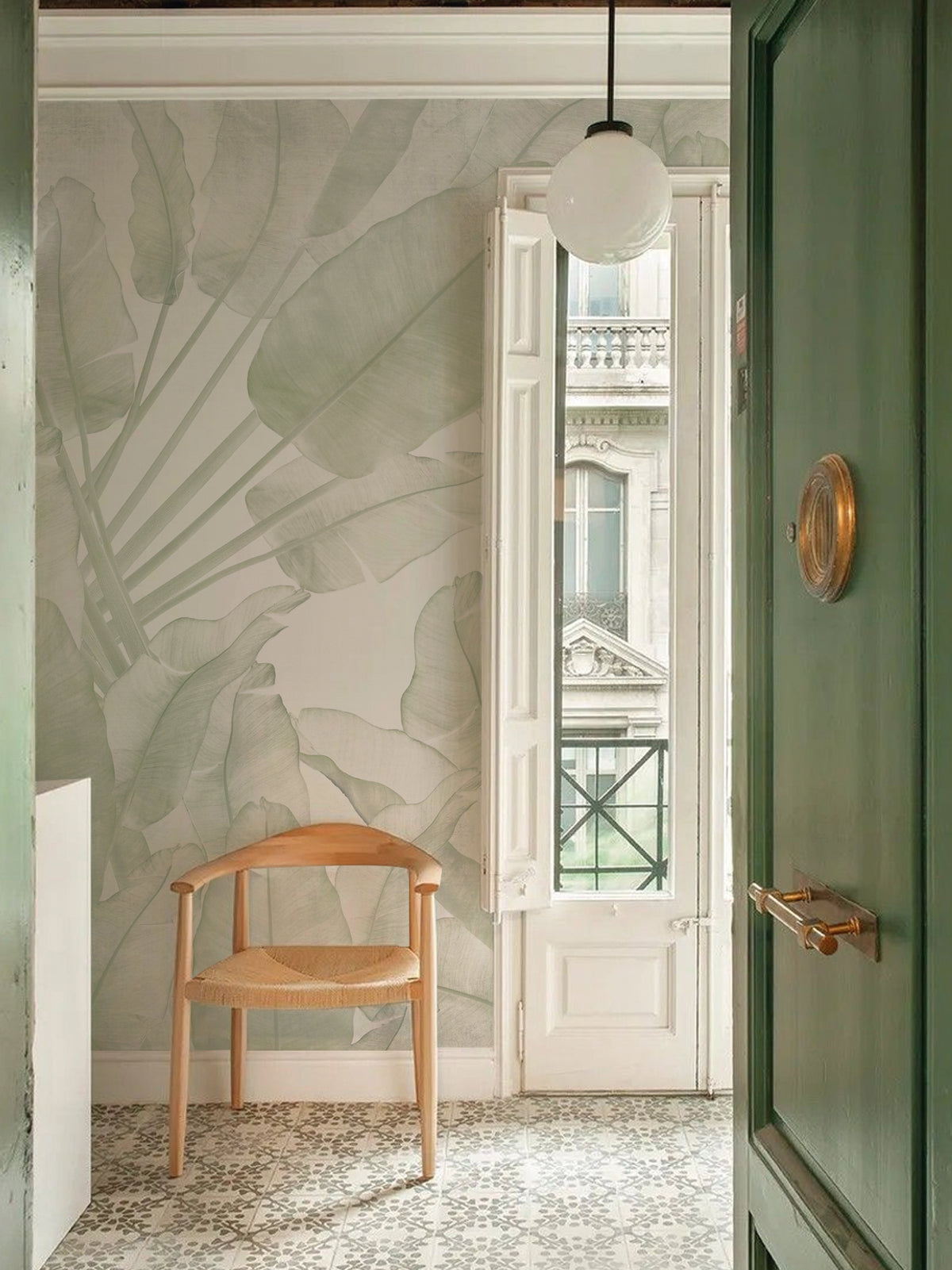 Papel mural Manaus Verde, fresco diseño de hojas de banano en verde sage suave sobre blanco grisáceo. Ideal para baños y cocinas.