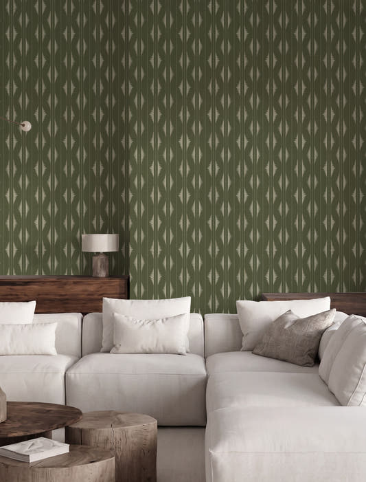 Papel mural Maria Green, elegante diseño de rayas con rombos difuminados en beige crema sobre verde oliva. Ideal para baños y cocinas.