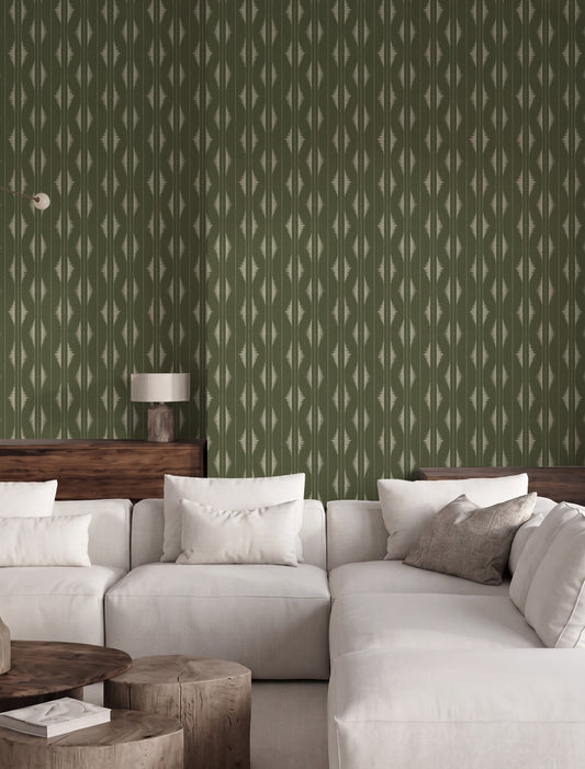 Papel mural Maria Green, elegante diseño de rayas con rombos difuminados en beige crema sobre verde oliva. Ideal para baños y cocinas.