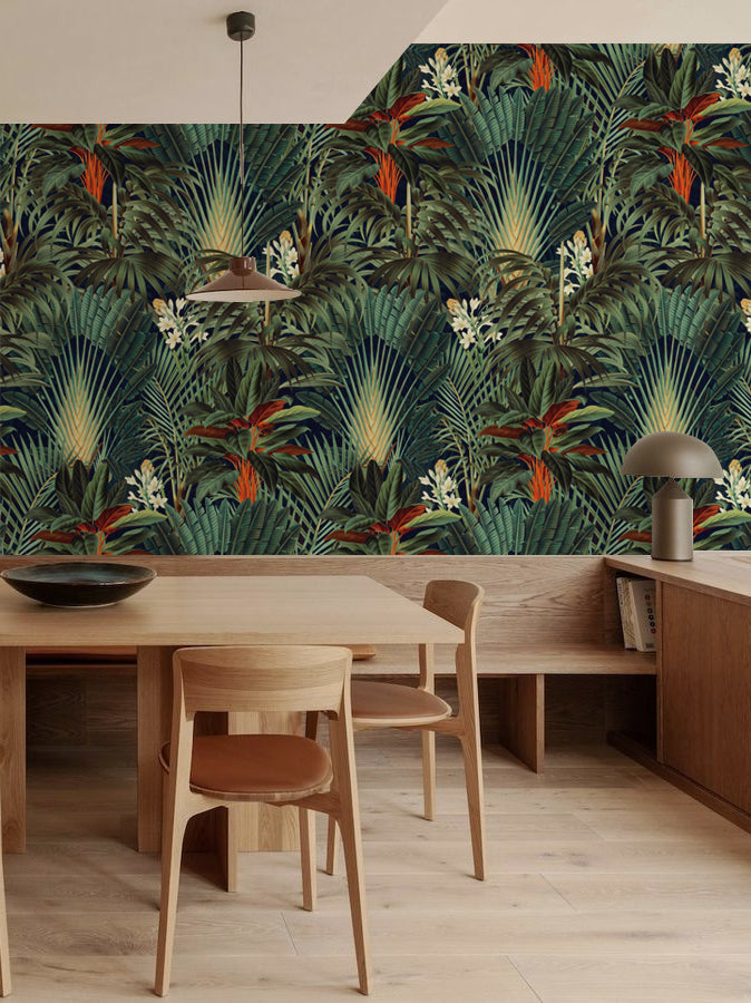 Papel mural Midnight Forest, dramático diseño de hojas de palmera y banano en verde oscuro sobre azul marino. Ideal para baños y cocinas.
