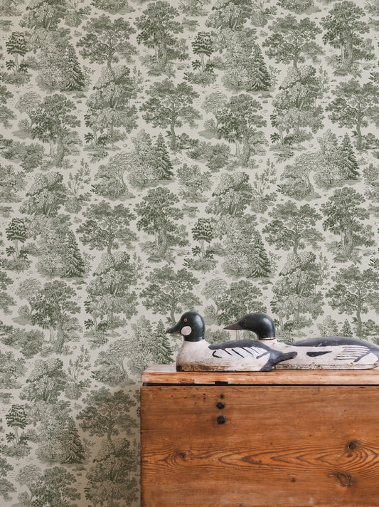Papel mural Moulin Green, sereno diseño de toile verde salvia sobre crema con bosques y pinos a plumilla.