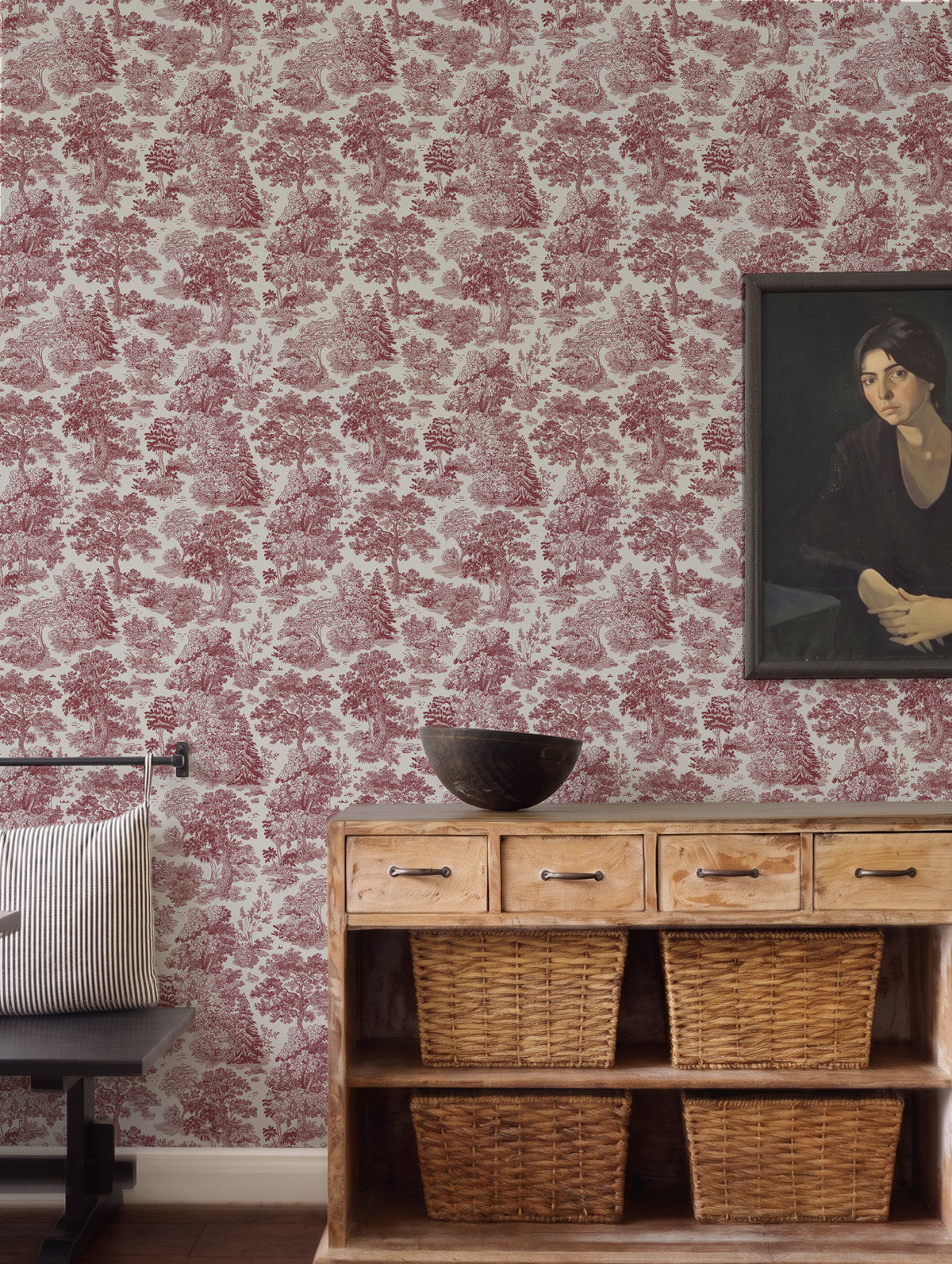 Papel mural Moulin Red, abrigado diseño de toile burdeo sobre crema con bosques y árboles a plumilla.
