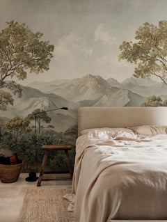 Papel mural Mountains en un ambiente decorado: montañas lejanas entre árboles altos.