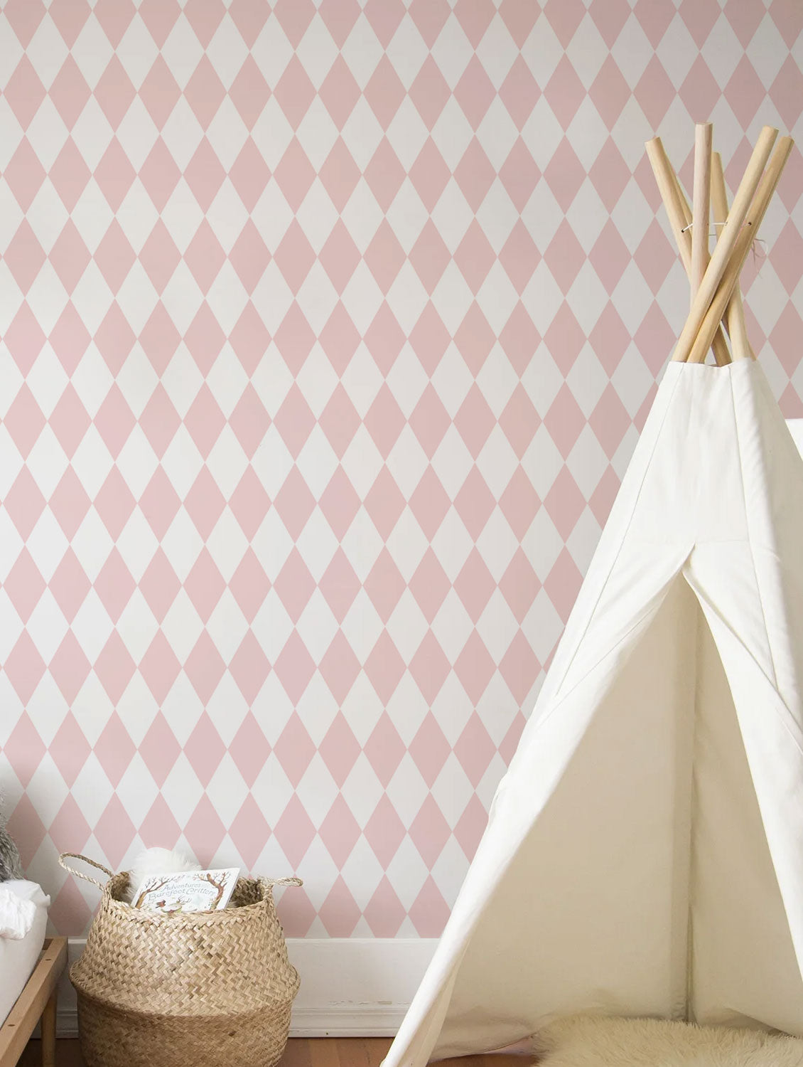 Papel mural Nordic Pink, geométrico diseño de rombos alargados en rosa empolvado sobre fondo blanco. Ideal para piezas de niños y salas de estar.
