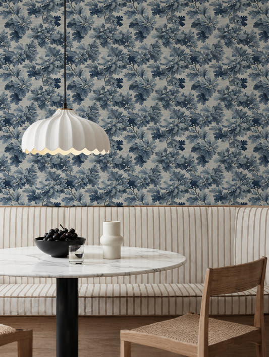 Papel mural Oak Blue en un ambiente decorado: hojas de roble en azules con trazo de acuarela.