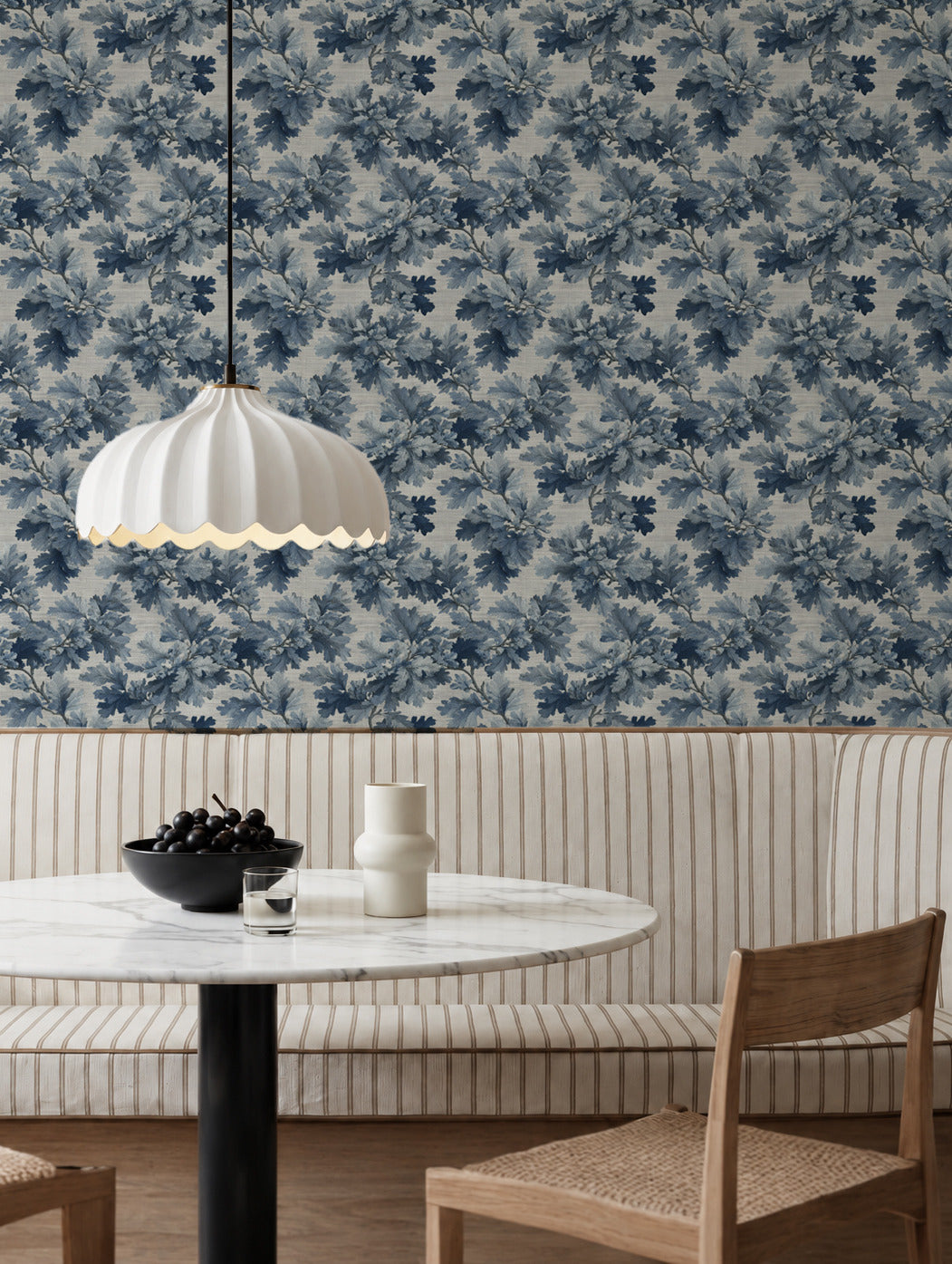 Papel mural Oak Blue en un ambiente decorado: hojas de roble en azules con trazo de acuarela.
