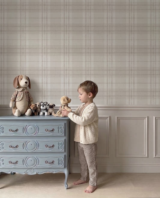 Papel mural Oliver Beige, minimalista diseño de cuadros de trazo irregular en blanco y beige grisáceo suave. Ideal para baños y cocinas.