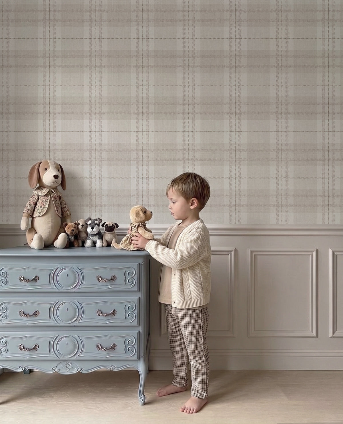 Papel mural Oliver Beige, minimalista diseño de cuadros de trazo irregular en blanco y beige grisáceo suave. Ideal para baños y cocinas.
