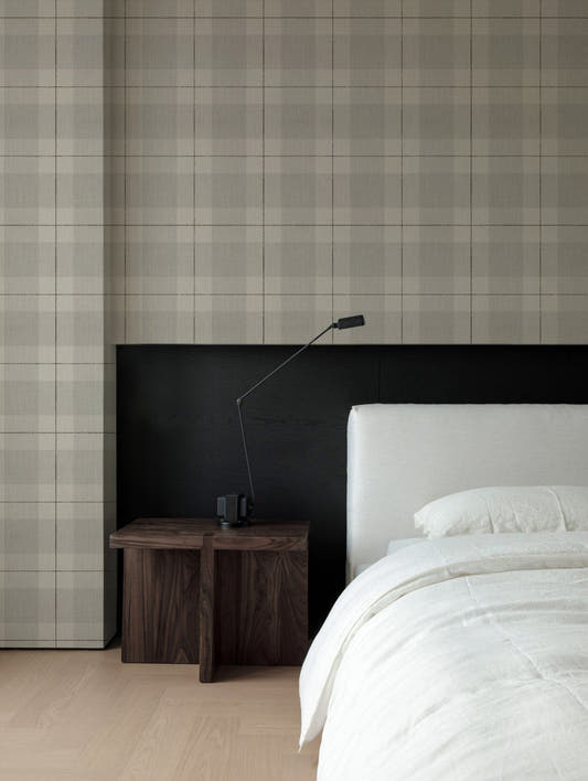 Papel mural Plaid Gray, sobrio diseño de cuadros tipo tartán en gris claro, gris medio y crema. Ideal para baños y cocinas.