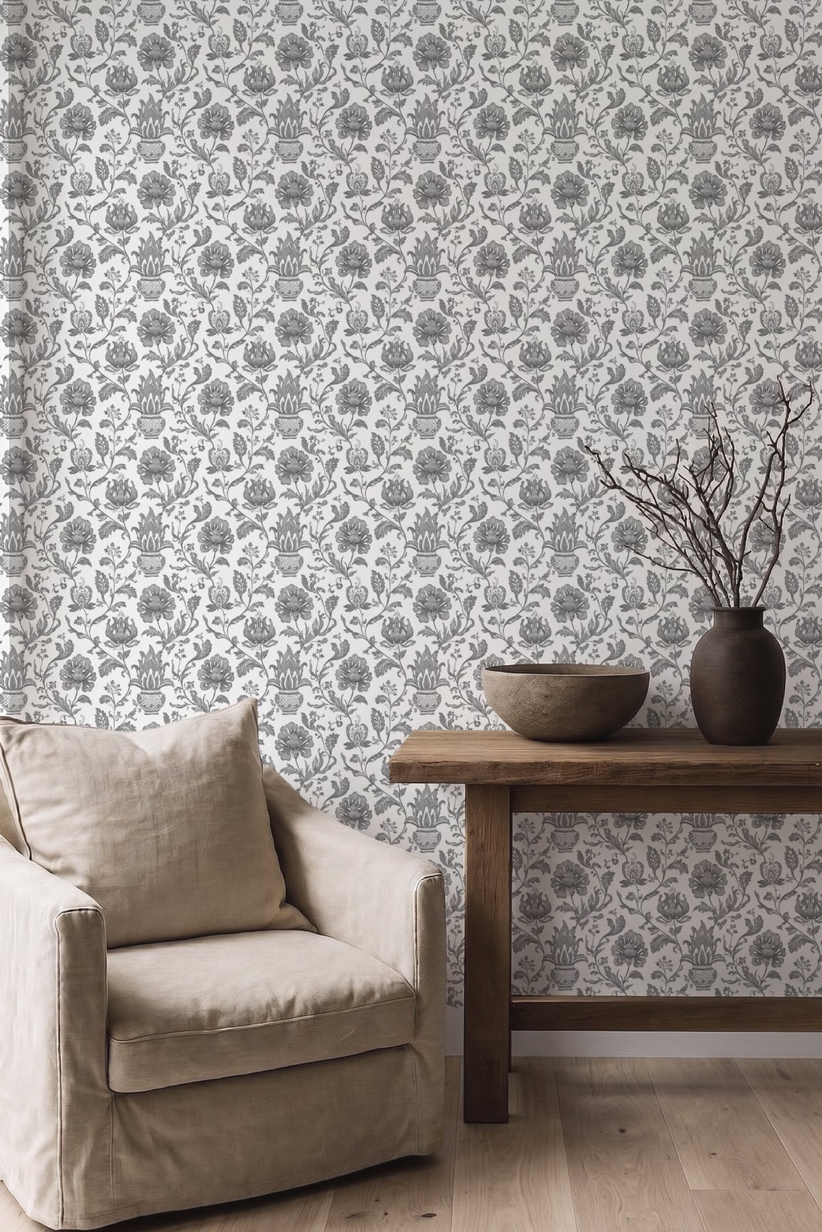Papel mural Pottery, elegante diseño de flores y maceteros clásicos en gris sobre blanco.