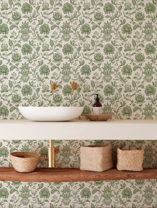 Papel mural Pottery Green, elegante diseño de flores y maceteros clásicos en verde salvia sobre blanco.