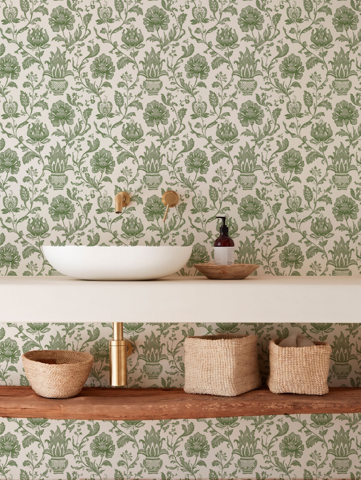 Papel mural Pottery Green, elegante diseño de flores y maceteros clásicos en verde salvia sobre blanco.