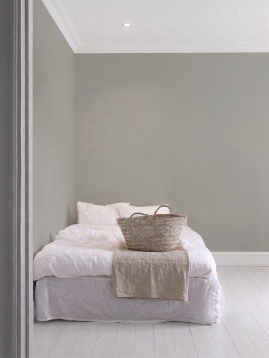 Papel mural Rafia Linen Natural, versátil diseño de liso con trama de lino en gris claro natural.