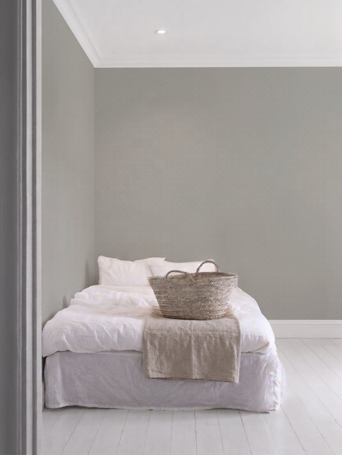 Papel mural Rafia Linen Natural, versátil diseño de liso con trama de lino en gris claro natural.