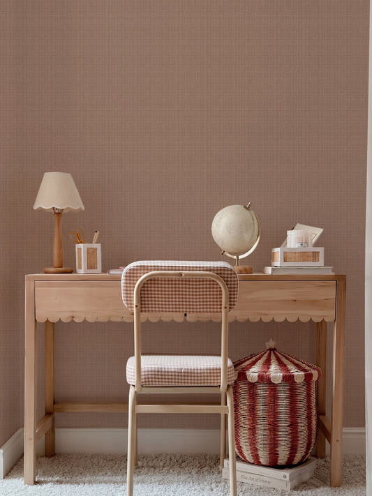 Papel mural Rafia Linen Pink, cálido diseño de liso con trama de lino en rosa viejo apagado.