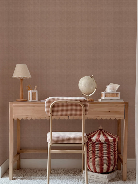 Papel mural Linen Pink, cálido diseño de liso con trama de lino en rosa viejo apagado.