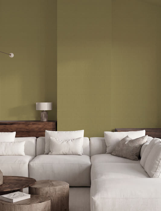 Papel mural Rafia Linen Pistacho, cálido diseño de liso con trama de lino en verde pistacho amostazado.