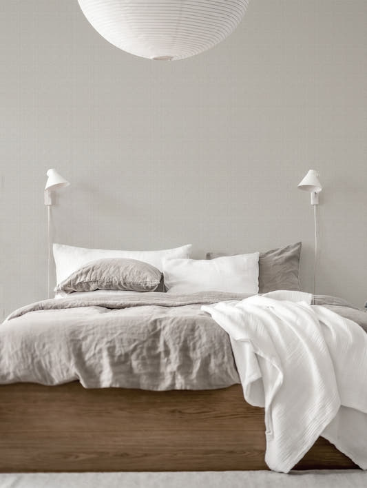 Papel mural Rafia Linen White, limpio diseño de liso con trama de lino en blanco roto.