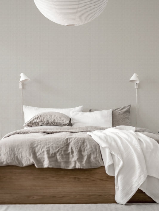 Papel mural Linen White, limpio diseño de liso con trama de lino en blanco roto.
