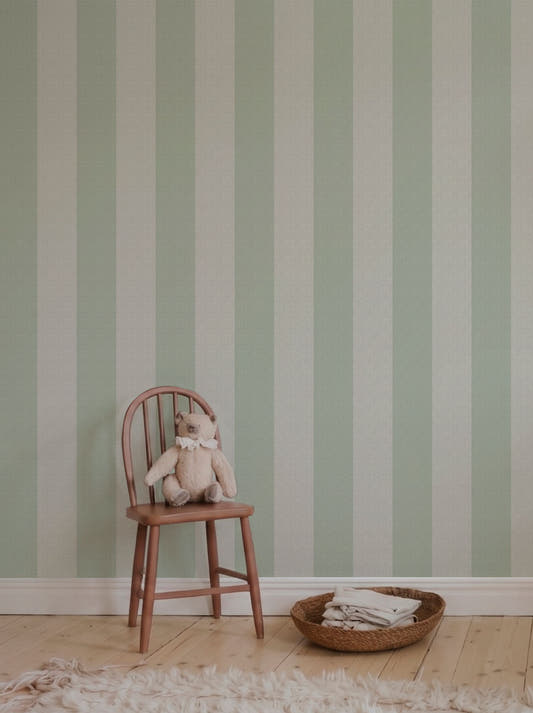 Papel mural Rafia Stripes Aqua, fresco diseño de rayas verticales anchas en verde agua y crema con textura de rafia.