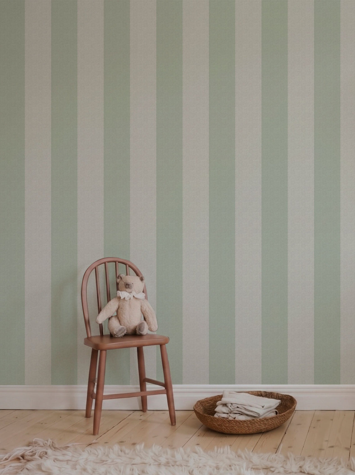 Papel mural Rafia Stripes Aqua, fresco diseño de rayas verticales anchas en verde agua y crema con textura de rafia.