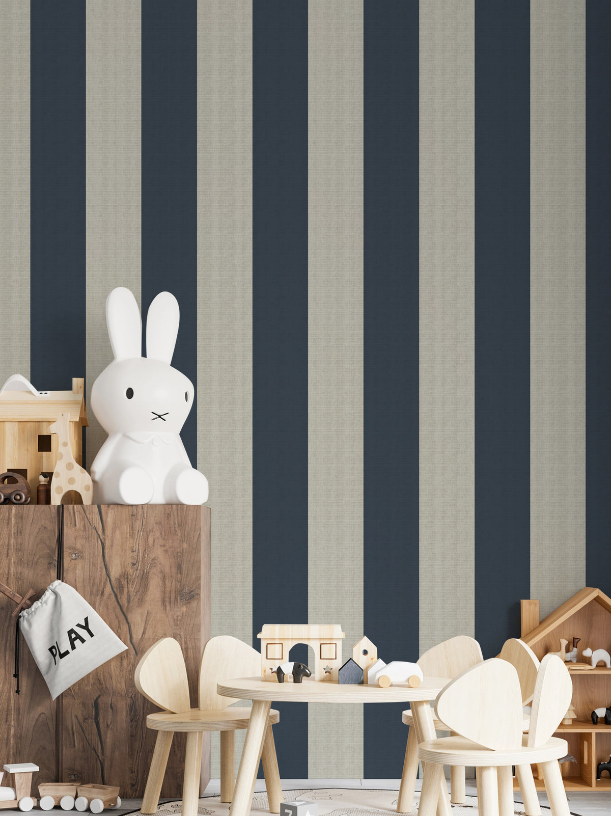 Papel mural Rafia Stripes Blue, detalle del diseño: rayas verticales anchas en azul marino y beige con textura de rafia.