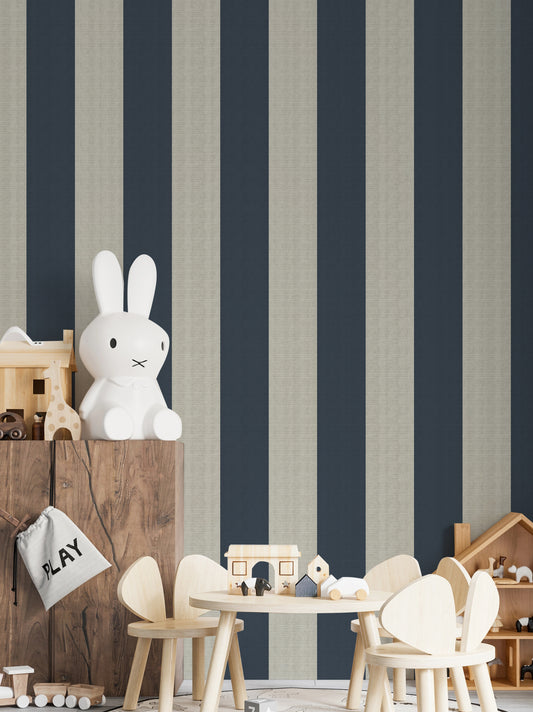 Papel mural Linen Stripes Blue instalado en una pieza de niños con mesita, sillas de madera clara y juguetes.