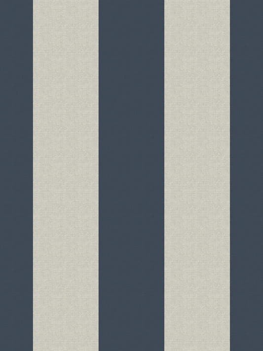 Papel mural Rafia Stripes Blue, detalle del diseño: rayas verticales anchas en azul marino y beige con textura de rafia.