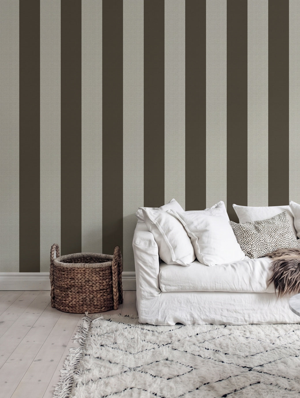 Papel mural Rafia Stripes Brown, profundo diseño de rayas verticales anchas en verde oscuro y verde claro con textura de rafia.