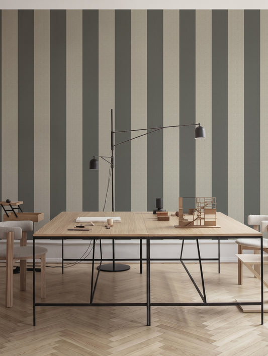 Papel mural Linen Stripes Gray, gráfico diseño de rayas verticales anchas en gris verdoso y crema con textura de rafia.