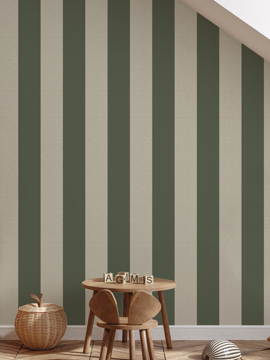 Papel mural Rafia Stripes Green, calmo diseño de rayas verticales anchas en verde oliva y crema con textura de rafia.