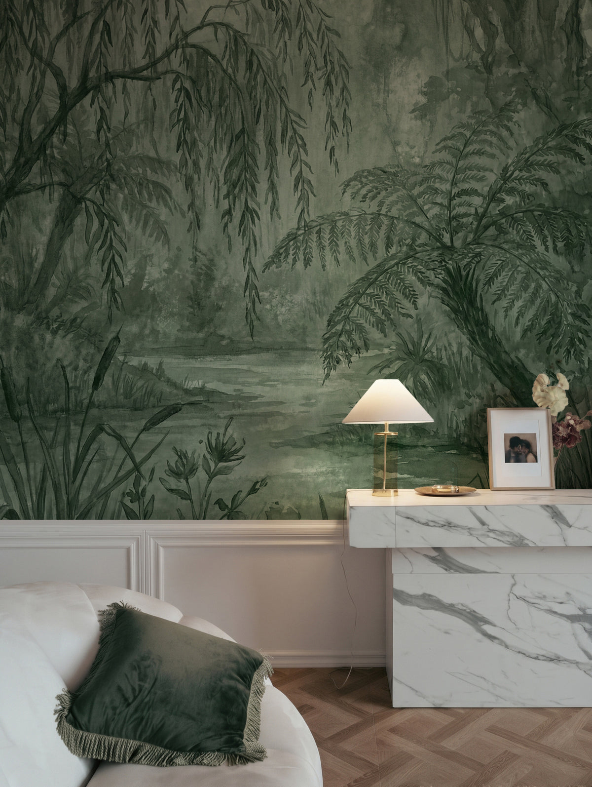 Papel mural Rainforest en un ambiente decorado: selva de helechos y sauces en verdes profundos.