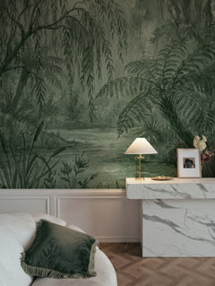 Papel mural Rainforest en un ambiente decorado: selva de helechos y sauces en verdes profundos.