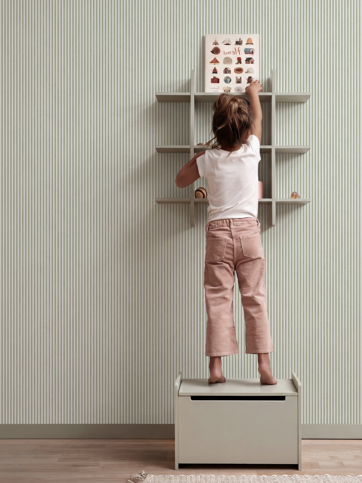 Papel mural Ram Smoky Green, fresco diseño de rayas verticales finas en verde salvia y blanco alternados. Ideal para baños y cocinas.