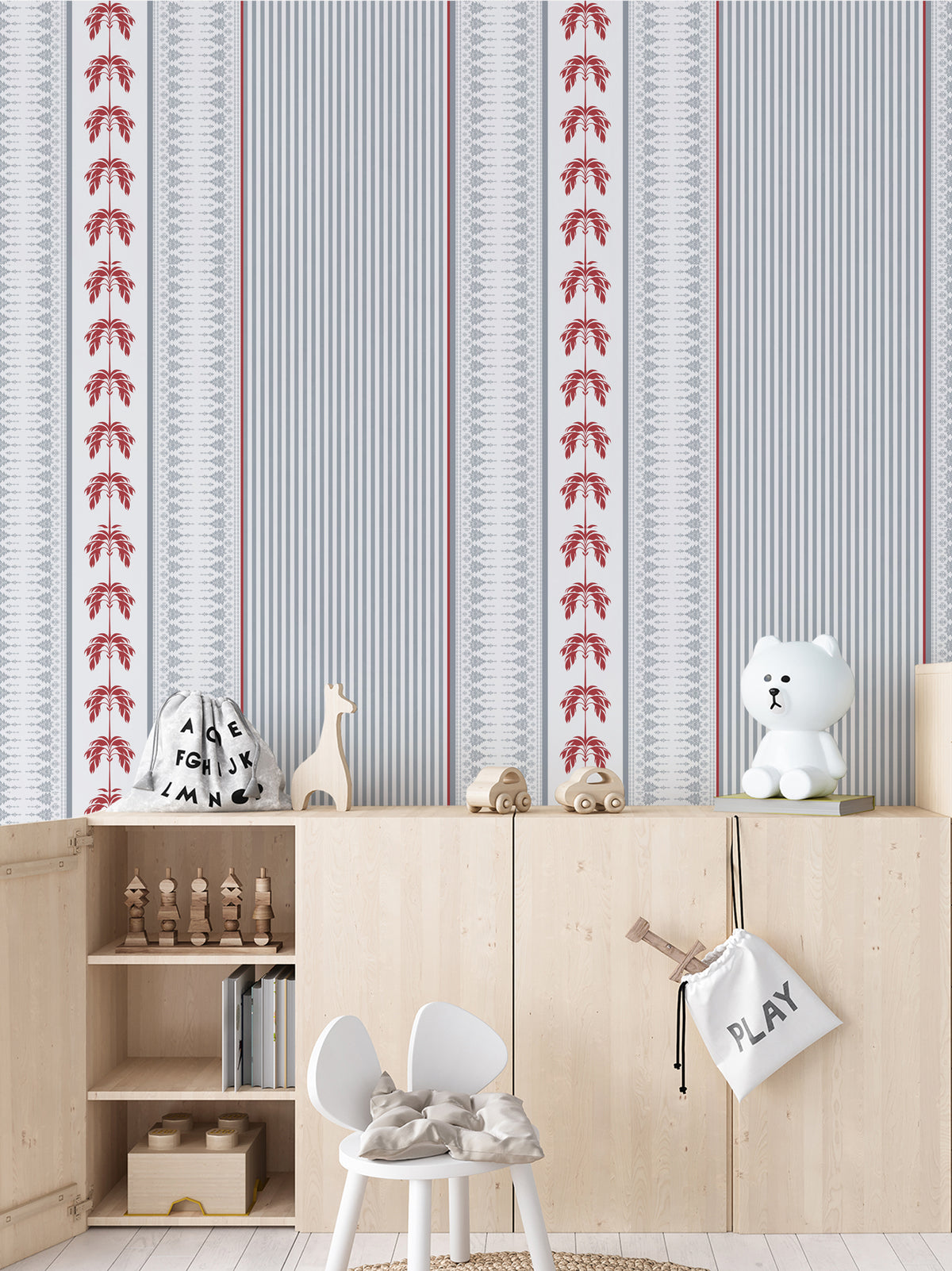 Papel mural Ratcha Azul, elegante diseño de guardas verticales de palmeras rojas y cenefas ornamentales en azul grisáceo.