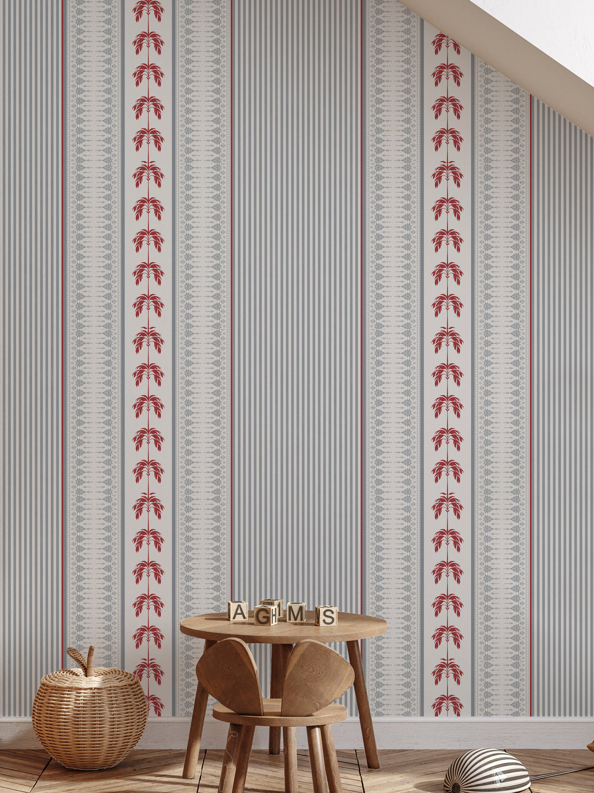 Papel mural Ratcha Azul, elegante diseño de guardas verticales de palmeras rojas y cenefas ornamentales en azul grisáceo.