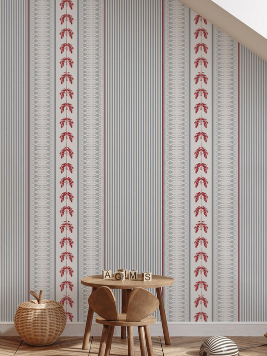 Papel mural Ratcha Azul, elegante diseño de guardas verticales de palmeras rojas y cenefas ornamentales en azul grisáceo.