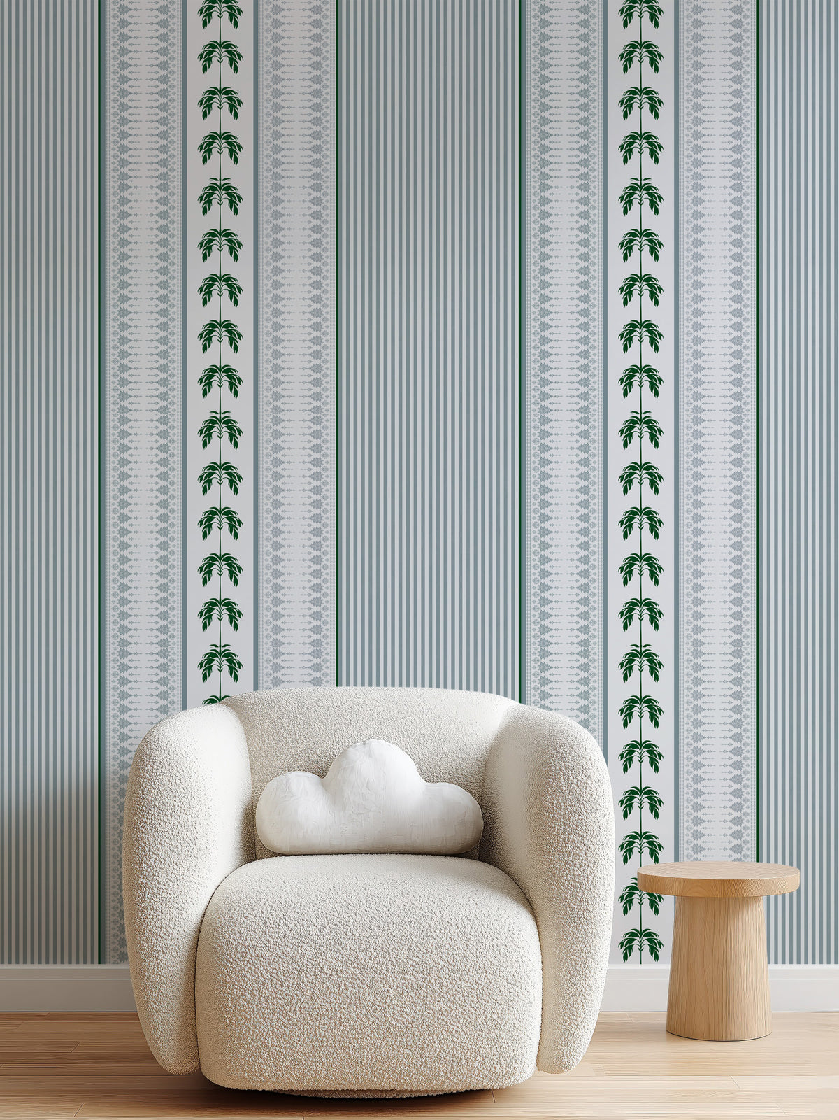 Papel mural Ratcha Verde, clásico diseño de guardas verticales de palmeras verdes y cenefas gris azuladas sobre blanco.
