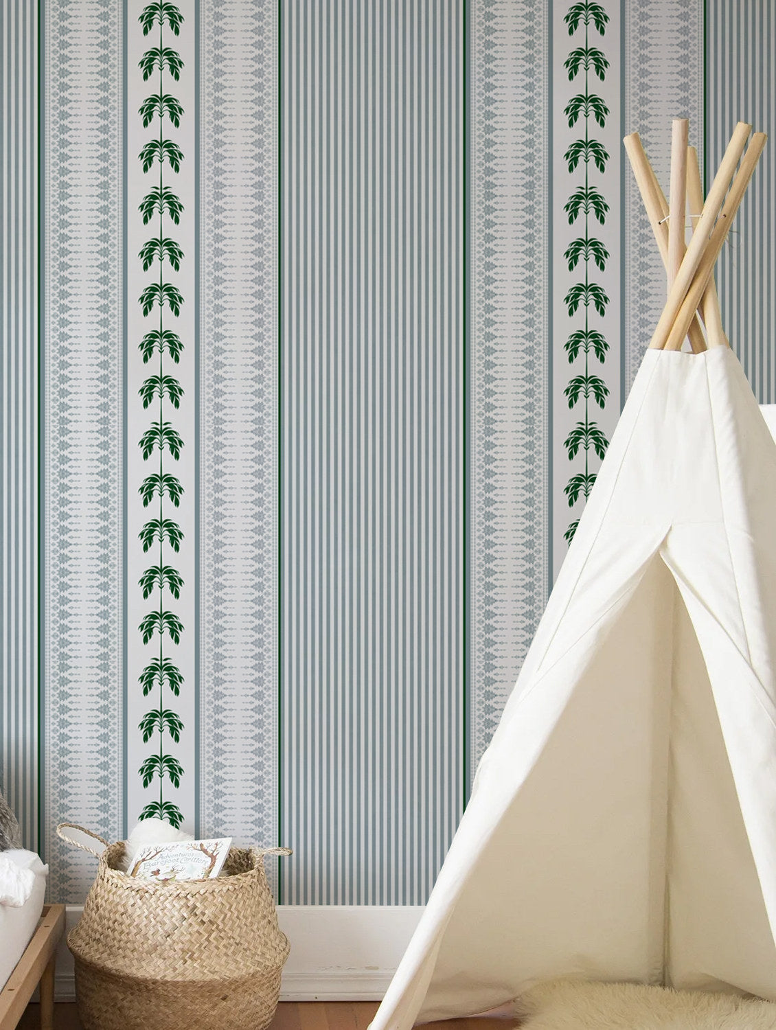 Papel mural Ratcha Verde, clásico diseño de guardas verticales de palmeras verdes y cenefas gris azuladas sobre blanco.