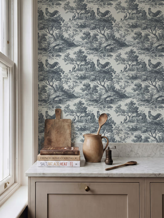 Papel mural Rooster Petróleo en un ambiente decorado: toile de gallos y árboles en azul petróleo.