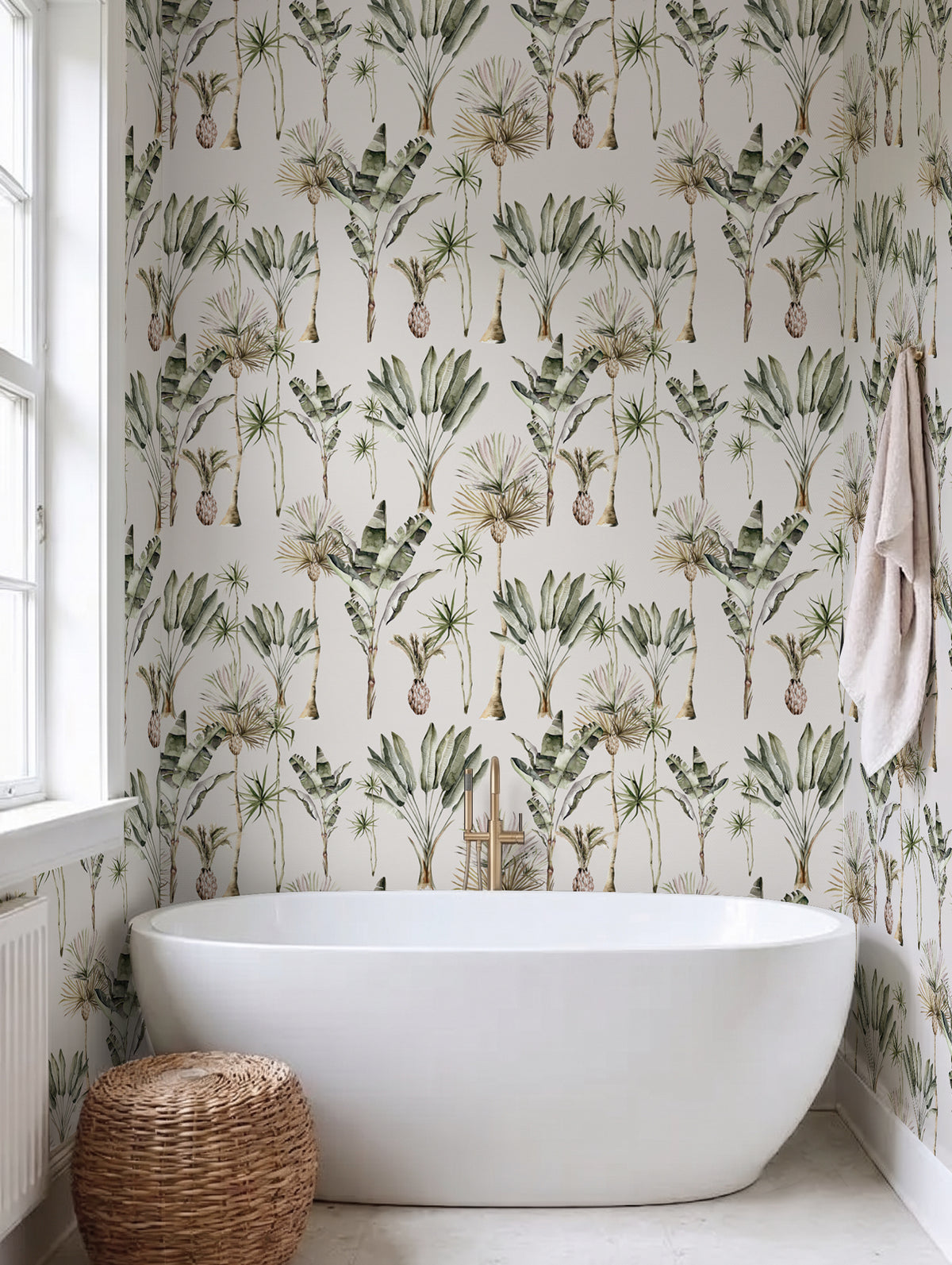 Papel mural Rosa Tropical Claro, luminoso diseño de palmeras y plantas de hoja ancha en verdes sobre crema claro. Ideal para baños y cocinas.