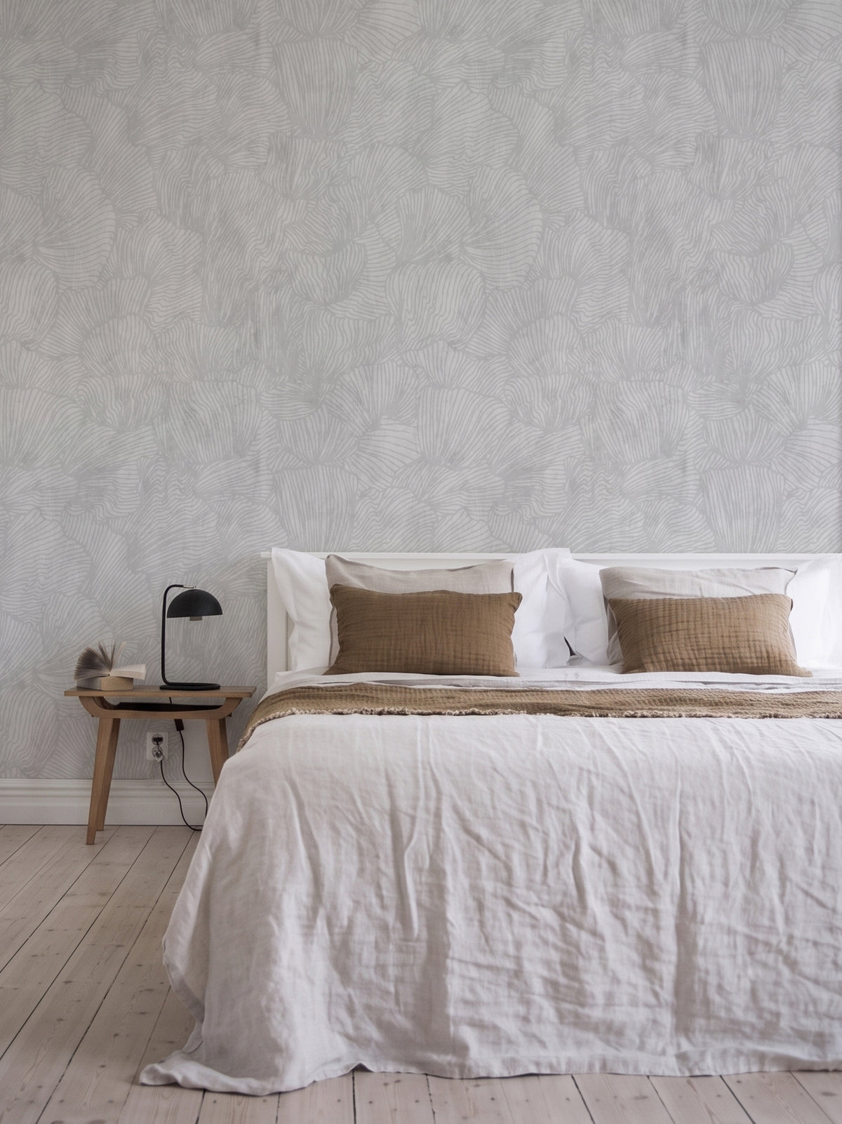 Papel mural Safra Gris, minimalista diseño de hojas superpuestas de nervadura fina en blanco y gris claro. Ideal para baños y cocinas.