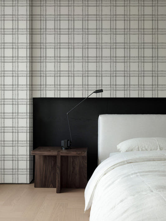 Papel mural Samuel Black, clásico diseño de cuadros escoceses de líneas negras sobre fondo blanco. Ideal para baños y cocinas.