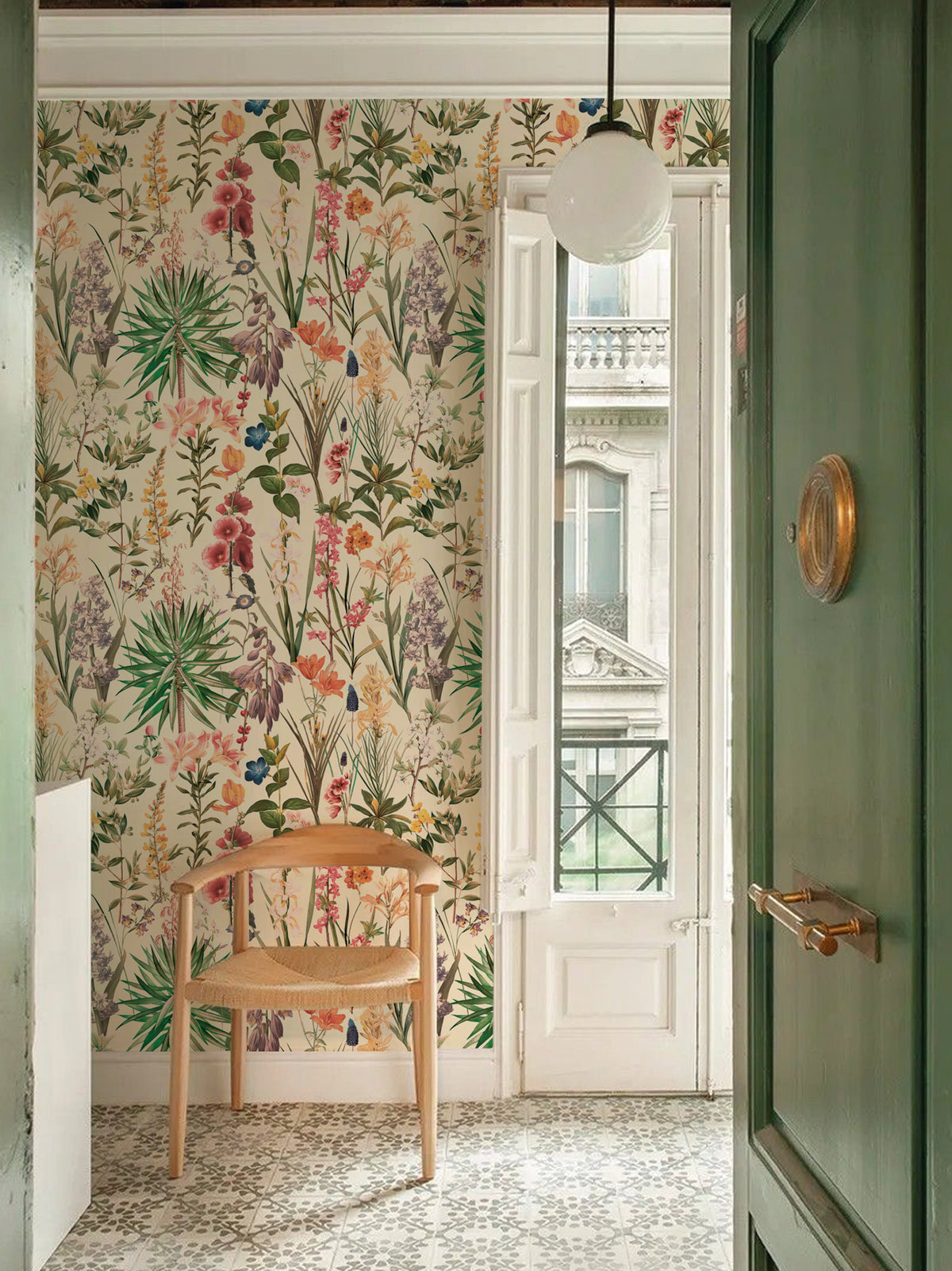 Papel mural Secret Garden VI, exuberante diseño de flores de jardín en rojo, naranja y lila sobre crema claro. Ideal para cocinas y comedores.