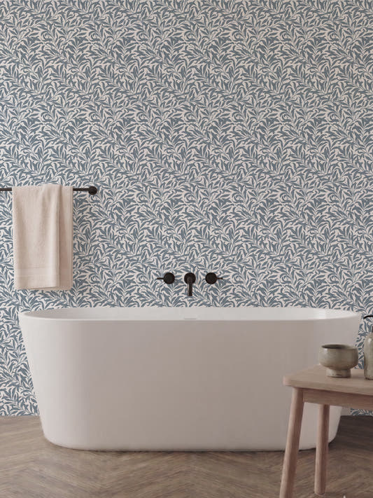 Papel mural Sigfrid Blue, orgánico diseño de ramas finas con hojas alargadas en azul grisáceo sobre blanco. Ideal para baños y cocinas.
